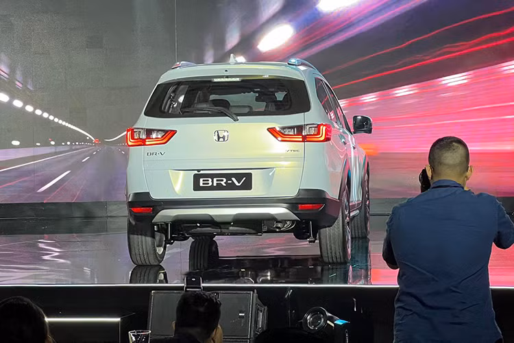 Bên cạnh đó, mẫu xe còn được trang bị các tính năng an toàn chủ động như hệ thống chống bó cứng phanh (ABS), hệ thống cân bằng điện tử (VSA), hỗ trợ lực phanh khẩn cấp (BA), hỗ trợ khởi hành ngang dốc (HSA), camera lùi. Trang bị an toàn gồm 6 túi khí (bản L), tính năng nhắc nhở kiểm tra hàng ghế sau, hệ thống quan sát làn đường...