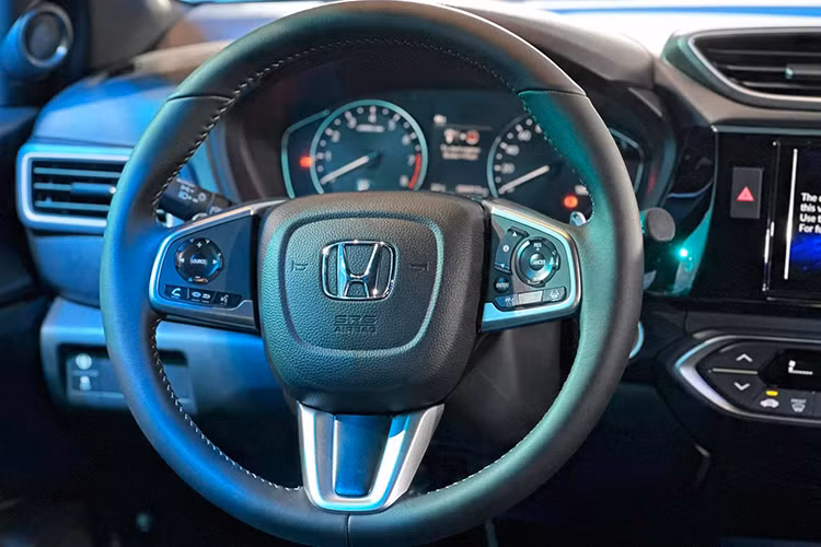 Tấm vách trong khoang hành lý cũng có thể dễ dàng di chuyển xuống thấp hoặc lên cao (bản L) để mở rộng không gian chứa đồ hoặc thêm ngăn riêng để tư trang. Ngăn riêng này vẫn có thể được sử dụng ngay cả khi có người ngồi ở hàng ghế thứ ba. 