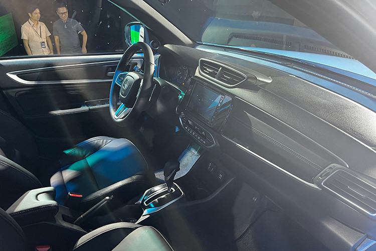 Khu vực khoang lái, khoang hành khách được bố trí hợp lý, tối ưu hóa không gian sử dụng cũng như mang lại sự riêng tư cho người điều khiển và sự thoải mái, an tâm cho hành khách. Hàng ghế thứ 2 có bệ tì tay êm ái và hữu dụng, hàng ghế thứ 3 có thể tùy chọn gập 50/50 hoặc gập phẳng hoàn toàn để hỗ trợ linh hoạt kích thước khoang hành lý cho nhiều mục đích sử dụng của gia đình.