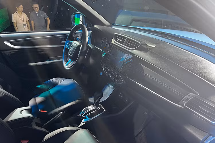 Khu vực khoang lái, khoang hành khách được bố trí hợp lý, tối ưu hóa không gian sử dụng cũng như mang lại sự riêng tư cho người điều khiển và sự thoải mái, an tâm cho hành khách. Hàng ghế thứ 2 có bệ tì tay êm ái và hữu dụng, hàng ghế thứ 3 có thể tùy chọn gập 50/50 hoặc gập phẳng hoàn toàn để hỗ trợ linh hoạt kích thước khoang hành lý cho nhiều mục đích sử dụng của gia đình.