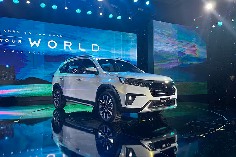 Nhằm đáp ứng nhu cầu của nhiều gia đình Việt Nam về dòng xe 7 chỗ, ngày 04/07/2023, Honda BR-V 2023 mới đã chính thức được ra mắt tại thị trường Việt Nam với thông điệp “Trọn chuyến đi, tròn cảm xúc” nhằm mang đến cho khách hàng nhiều trải nghiệm thú vị và sự an tâm trên mọi hành trình nhờ những giá trị nổi bật: “Vận hành vượt trội – An toàn tiên tiến – Tiện nghi, Thoải mái tối đa”.