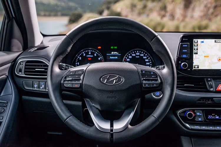 Thêm tiền, khách hàng sẽ có hệ thống thông tin giải trí với màn hình 8 inch với kết nối smartphone Android hoặc iOS thông qua CarPlay hoặc Android Auto cùng sạc điện thoại không dây. Các trang bị an toàn của xe cũng được chú trọng với hệ thống phanh khẩn cấp, giữ ga tự động thông minh, nhận biết điểm mù, cảnh báo xe vượt, hỗ trợ đi đúng làn, cảnh báo quá tốc độ...