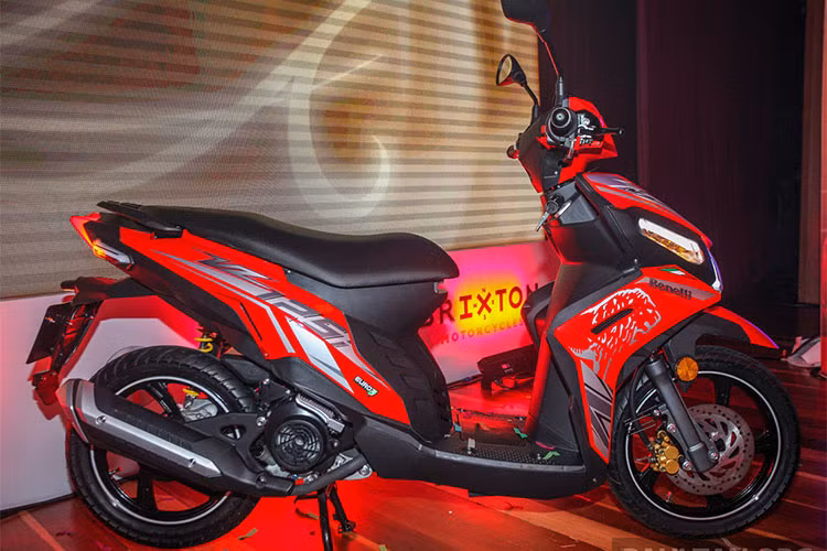 Benelli là thương hiệu gốc Ý, nhưng hiện thuộc sở hữu của người Trung Quốc. Tuy nhiên, do văn phòng thiết kế vẫn đặt ở quê nhà nên Benelli vẫn giữ được cá tính riêng, không sao chép như các hãng môtô khác.