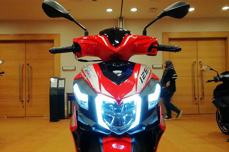 Đèn pha được bố trí ở điểm thấp nhất trên mặt nạ, sở hữu thiết kế nhọn sắc sảo, hai bên là dải đèn xinhan LED. Ngoài ra, chạy dọc viền đèn pha và đèn xinhan còn có đèn định vị LED với thiết kế rất cao cấp, không hề thua kém đèn định vị của các mẫu môtô phân khối lớn hiện nay.