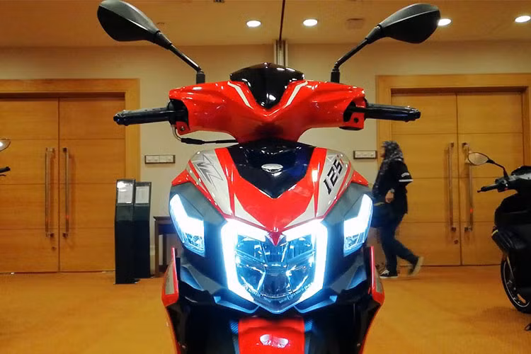 Đèn pha được bố trí ở điểm thấp nhất trên mặt nạ, sở hữu thiết kế nhọn sắc sảo, hai bên là dải đèn xinhan LED. Ngoài ra, chạy dọc viền đèn pha và đèn xinhan còn có đèn định vị LED với thiết kế rất cao cấp, không hề thua kém đèn định vị của các mẫu môtô phân khối lớn hiện nay.