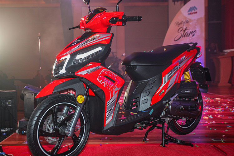 Benelli Malaysia vừa chính thức ra mắt mẫu xe ga VZ125i, đánh dấu sự ra đời của chiếc xe ga thể thao đầu tiên của hãng xe máy Trung Quốc mang thương hiệu Ý tại thị trường này. Theo đó, xe ga Benelli VZ125i sẽ chính thức có mặt trên thị trường Malaysia vào tháng 12/2018 tới đây.