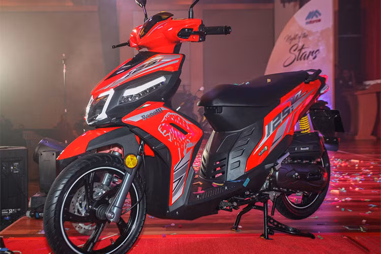 Benelli Malaysia vừa chính thức ra mắt mẫu xe ga VZ125i, đánh dấu sự ra đời của chiếc xe ga thể thao đầu tiên của hãng xe máy Trung Quốc mang thương hiệu Ý tại thị trường này. Theo đó, xe ga Benelli VZ125i sẽ chính thức có mặt trên thị trường Malaysia vào tháng 12/2018 tới đây.