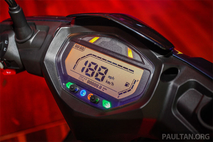 Một điểm đáng chú ý khác trên Benelli VZ125i là xe không trang bị đồng hồ analog mà sử dụng đồng hồ kỹ thuật số hoàn toàn, hiển thị nhiều thông tin như vòng tua máy, vận tốc, thời gian, hành trình và lượng xăng của xe. Bên phải có thêm công tắc đèn cảnh báo. Còn lại các công tắc giống như những mẫu xe tay ga thường thấy.