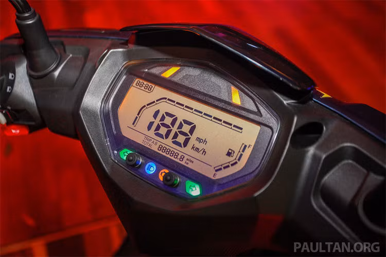 Một điểm đáng chú ý khác trên Benelli VZ125i là xe không trang bị đồng hồ analog mà sử dụng đồng hồ kỹ thuật số hoàn toàn, hiển thị nhiều thông tin như vòng tua máy, vận tốc, thời gian, hành trình và lượng xăng của xe. Bên phải có thêm công tắc đèn cảnh báo. Còn lại các công tắc giống như những mẫu xe tay ga thường thấy.