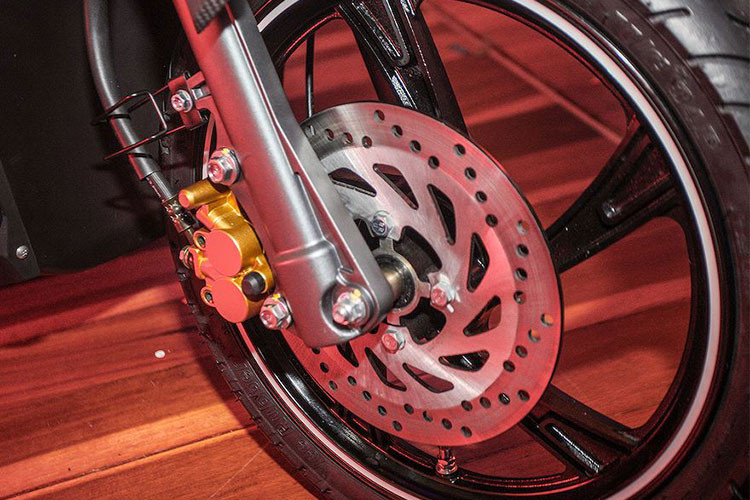 Xe sử dụng bộ vành đúc kích thước 14 inch, trong khi bánh trước được trang bị phanh đĩa thủy lực thì bánh sau vẫn đi kèm phanh tang trống truyền thống. Tương tự như nhiều mẫu xe ga khác, Benelli VZ125i sử dụng lốp không săm. Dung tích bình xăng của xe ở mức 4,9 lít.