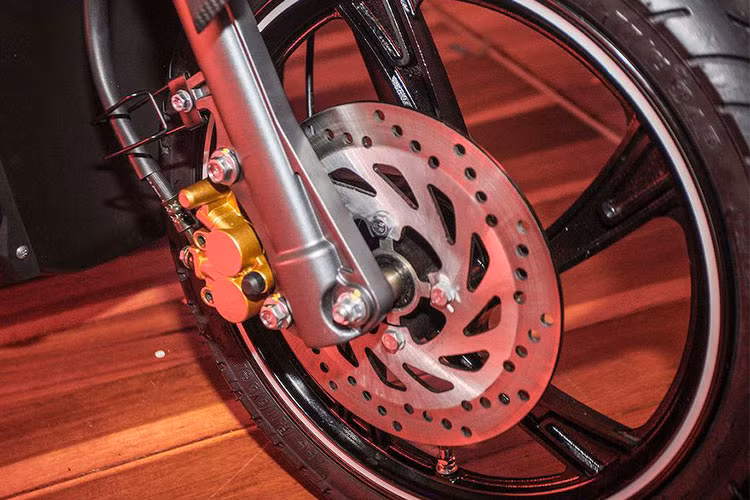 Xe sử dụng bộ vành đúc kích thước 14 inch, trong khi bánh trước được trang bị phanh đĩa thủy lực thì bánh sau vẫn đi kèm phanh tang trống truyền thống. Tương tự như nhiều mẫu xe ga khác, Benelli VZ125i sử dụng lốp không săm. Dung tích bình xăng của xe ở mức 4,9 lít.