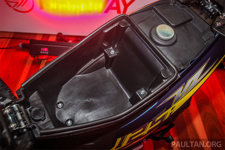 Bố trí bên cạnh bình xăng là cốp xe dưới yên với dung tích không quá lớn, chỉ đủ để chứa các vật dụng cá nhân như áo mưa, găng tay, kính mắt, khẩu trang hay điện thoại. Tuy nhiên bên trong cốp xe này lại được tích hợp sẵn cổng sạc USB để sạc thiết bị di động. Tuy nhiên đây cũng là điều bất tiện bởi khi vận hành cốp xe khá nóng.