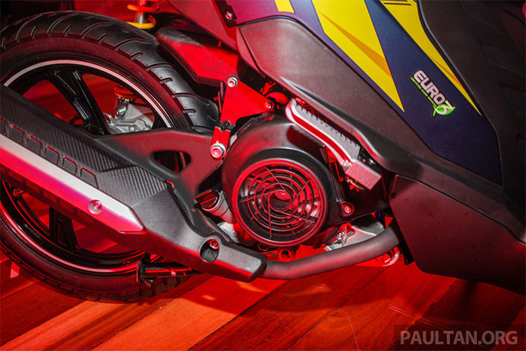 Ngoài ra, Mẫu xe ga Benelli VZ125i 2018 mới cũng được trang bị phuộc ống lồng ở trước và giảm xóc lò xo trụ đơn ở sau. Trong đó, phiên bản đặc biệt của xe có giảm xóc sau cao cấp hơn với bình dầu phụ. Cả hai phiên bản xe đều được trang bị phuộc sau công nghệ mới của Kayaba. 