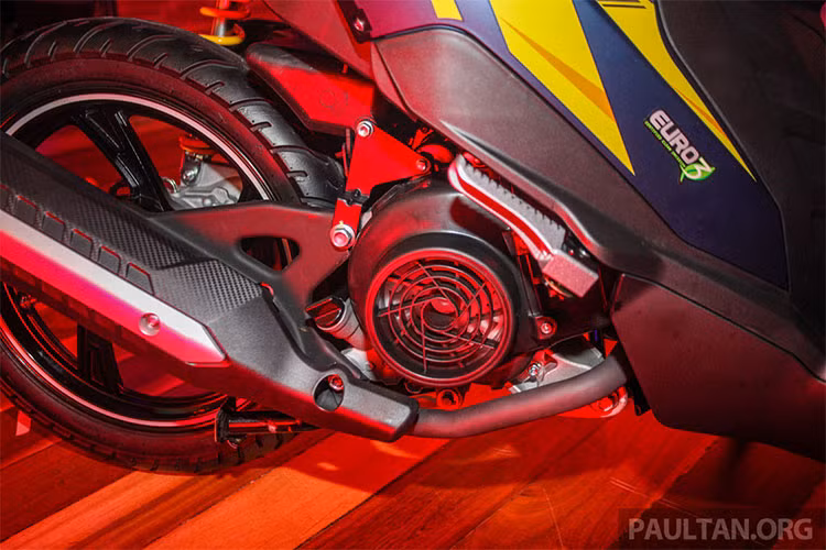 Ngoài ra, Mẫu xe ga Benelli VZ125i 2018 mới cũng được trang bị phuộc ống lồng ở trước và giảm xóc lò xo trụ đơn ở sau. Trong đó, phiên bản đặc biệt của xe có giảm xóc sau cao cấp hơn với bình dầu phụ. Cả hai phiên bản xe đều được trang bị phuộc sau công nghệ mới của Kayaba. 