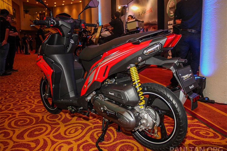 Về ngoại hình Benelli VZ125i sở hữu vóc dáng nhỏ gọn với trọng lượng khô chỉ ở mức 101 kg. Xe sở hữu vẻ ngoài rất hiện đại nhờ thiết kế tem xe cũng như các trang bị trên xe. Mặt nạ của xe được thiết kế vuốt về phía sau, chính giữa là ốp nhựa đen với logo của thương hiệu Benelli.