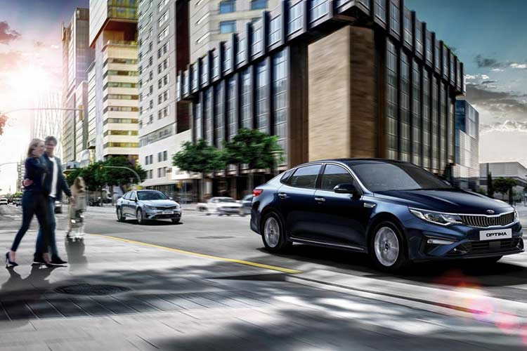 Về ngoại thất, Optima phiên bản nâng cấp 2019 sở hữu lưới tản nhiệt được thiết kế dạng nan cho phiên bản sedan và lưới thể thao cho bản hatchback GT và được mạ viền chrome sang trọng. Ngoài ra, Optima 2019 cũng có cản trước và sau được thiết kế lại.