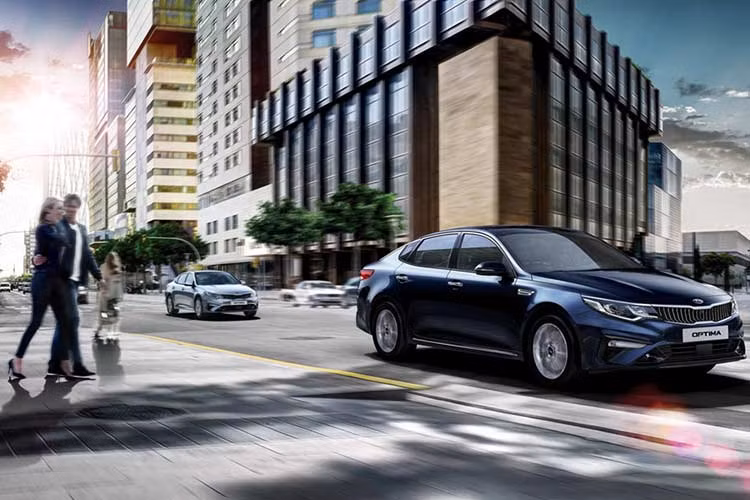 Về ngoại thất, Optima phiên bản nâng cấp 2019 sở hữu lưới tản nhiệt được thiết kế dạng nan cho phiên bản sedan và lưới thể thao cho bản hatchback GT và được mạ viền chrome sang trọng. Ngoài ra, Optima 2019 cũng có cản trước và sau được thiết kế lại.