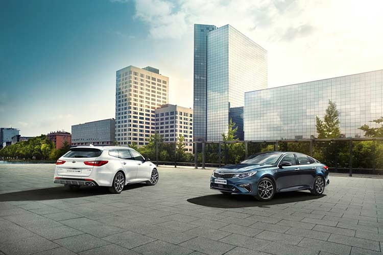 Gía xe Kia Optima mới khởi điểm từ 28.822 USD (tương đương 670 triệu đồng) cho đến 43.181 USD (khoảng hơn 1 tỷ đồng) đối với bản cao cấp nhất Sportswagon GT. Các đại lý tại Anh đã bắt đầu tiếp nhận đơn đặt hàng, xe dự kiến đến tay người dùng vào cuối năm nay.