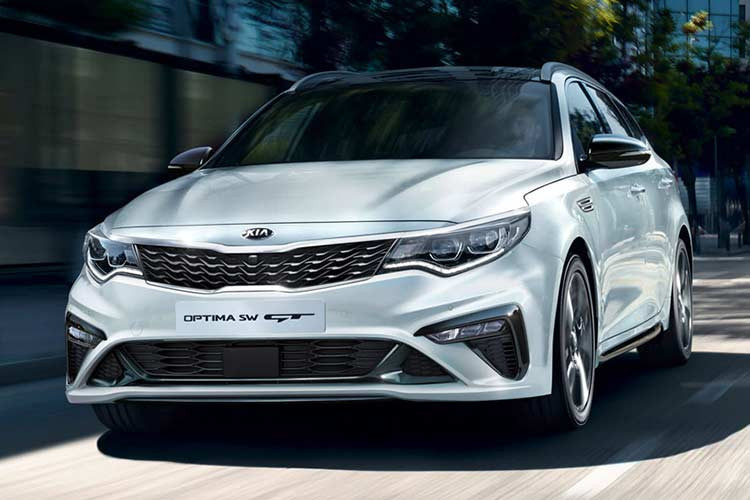 Ngoài ra trên Kia Optima bản 2019, mâm xe hợp kim kích thước 17 hoặc 18 inch được thiết kế lại, cùng tùy chọn màu sơn mới. Các thay đổi khác đến từ cụm đèn pha, đèn sương mù và đèn hậu. Thanh cản trước và sau cũng được tinh chỉnh lại mang đến cái nhìn thể thao hơn.