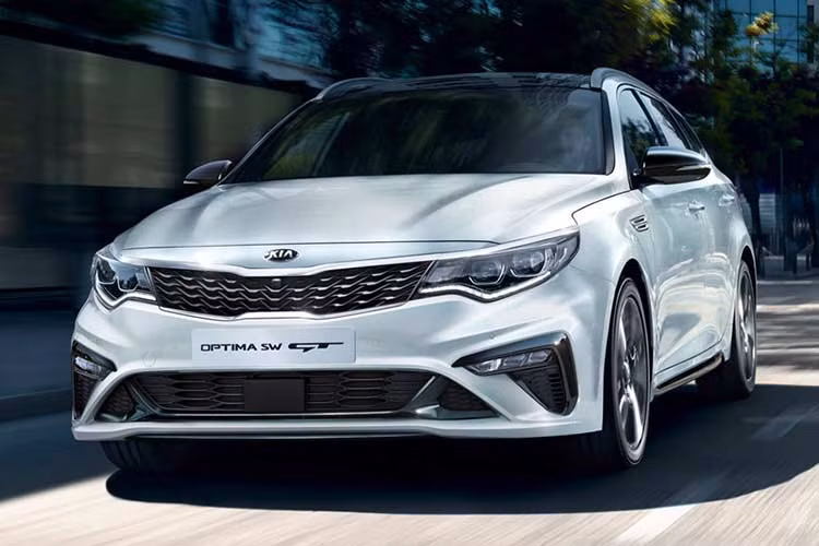 Ngoài ra trên Kia Optima bản 2019, mâm xe hợp kim kích thước 17 hoặc 18 inch được thiết kế lại, cùng tùy chọn màu sơn mới. Các thay đổi khác đến từ cụm đèn pha, đèn sương mù và đèn hậu. Thanh cản trước và sau cũng được tinh chỉnh lại mang đến cái nhìn thể thao hơn.
