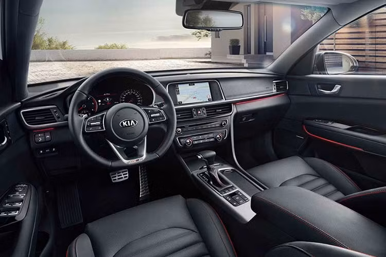 Bên trong, khoang nội thất của xe nhận được vô-lăng mới, các chi tiết chrome satin trên bảng điều khiển và đèn nền LED với 6 màu khác nhau (ở bản GT-Line S). Màn hình cảm ứng kích thước 7 hoặc 8 inch tùy chọn, tích hợp hệ thống vệ tinh chỉ đường Sat-Nav cùng ứng dụng Apple CarPlay và Android Auto.