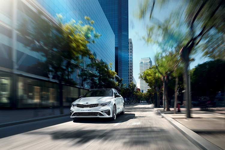 Ngoài ra, biến thể cấu hình cao GT dành cho bản Optima Sportswagon thừa hưởng động cơ tăng áp 2,0 lít từ đàn anh Stinger, cho công suất 240 mã lực và mô-men xoắn 353 Nm, tăng tốc 0-96 km/h trong 7,3 giây. Tuy nhiên, phiên bản Sportswagon GT sẽ vẫn sử dụng hộp số tự động 6 cấp, thay vì 8 cấp như ở Stinger.