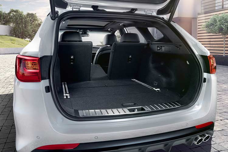 Xe sử dụng động cơ diesel 1,7 lít được thay thế động cơ 1,6 lít dùng công nghệ U3 CRDi để đáp ứng các tiêu chuẩn khí thải của châu Âu. Hệ truyền động này được chế tạo tại trung tâm nghiên cứu và phát triển của Kia ở Đức, cho công suất tối đa 134 mã lực và mô-men xoắn cực đại 320 Nm.