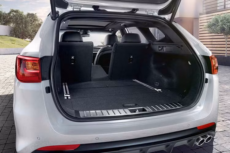 Xe sử dụng động cơ diesel 1,7 lít được thay thế động cơ 1,6 lít dùng công nghệ U3 CRDi để đáp ứng các tiêu chuẩn khí thải của châu Âu. Hệ truyền động này được chế tạo tại trung tâm nghiên cứu và phát triển của Kia ở Đức, cho công suất tối đa 134 mã lực và mô-men xoắn cực đại 320 Nm.