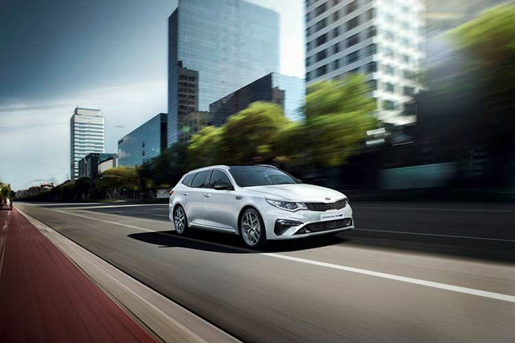 Các phiên bản thể thao GT Line và GT sẽ có một số khác biệt như đèn sương mù LED, các chi tiết viền ngoại thất màu đen bóng và chụp ống xả kép. Kia cũng bổ sung cho Optima những lựa chọn thiết kế vành đúc mới.