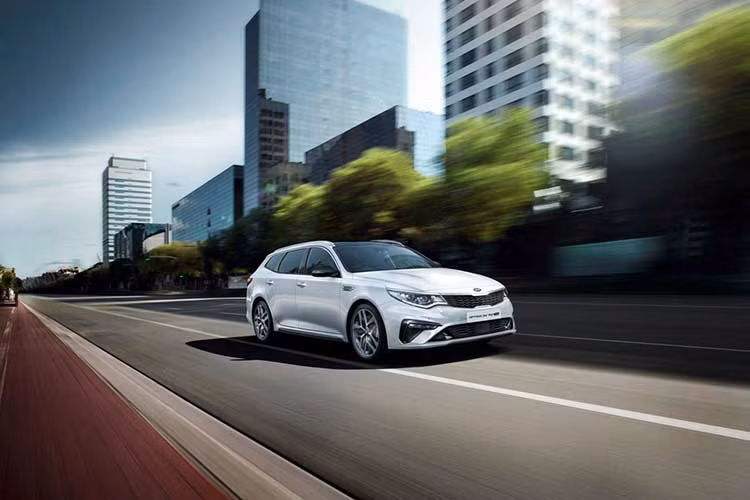 Các phiên bản thể thao GT Line và GT sẽ có một số khác biệt như đèn sương mù LED, các chi tiết viền ngoại thất màu đen bóng và chụp ống xả kép. Kia cũng bổ sung cho Optima những lựa chọn thiết kế vành đúc mới.