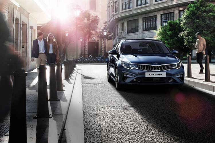 Hãng xe Hàn Quốc vừa chính thức giới thiệu phiên bản nâng cấp của mẫu xe Kia Optima 2019 tại Anh, sau 5 tháng kể từ khi mẫu xe này cập bến thị trường châu Âu. Dù chỉ là bản nâng cấp giữa dòng đời, chiếc sedan hạng trung vẫn nhận được hàng loạt những cải tiến ở thiết kế cũng như tính năng và khả năng vận hành.