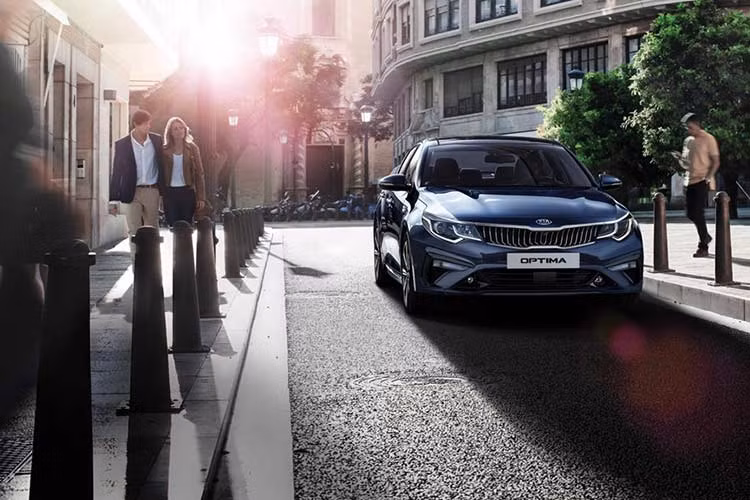 Hãng xe Hàn Quốc vừa chính thức giới thiệu phiên bản nâng cấp của mẫu xe Kia Optima 2019 tại Anh, sau 5 tháng kể từ khi mẫu xe này cập bến thị trường châu Âu. Dù chỉ là bản nâng cấp giữa dòng đời, chiếc sedan hạng trung vẫn nhận được hàng loạt những cải tiến ở thiết kế cũng như tính năng và khả năng vận hành.