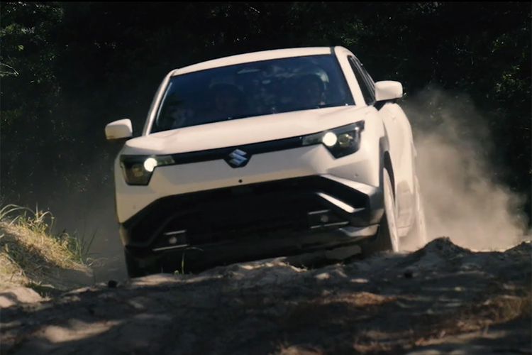 Suzuki e Vitara có hai tùy chọn pin gồm 49 kWh và 61 kWh. Phiên bản AWD trong video có thể sử dụng bộ pin 61 kWh. Suzuki chưa công bố chính thức phạm vi di chuyển của từng phiên bản nhưng tiết lộ e Vitara có thể đi tới 500 km mỗi lần sạc – khả năng cao là với pin 61 kWh.