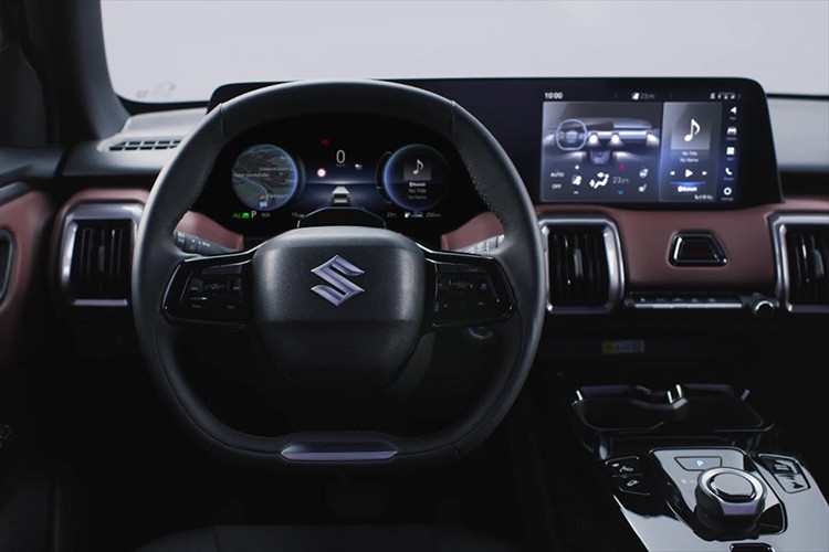 Suzuki e Vitara được định vị trong phân khúc SUV hạng B+ với các thông số chiều dài x rộng x cao tương ứng là 4.275 x 1.800 x 1.635 (mm), trục cơ sở dài 2.700 mm. Xe có thiết kế mang phong cách của Suzuki Vitara tại châu Âu kết hợp với concept eVX, được xây dựng trên nền tảng HEARTECT-e chuyên biệt cho xe điện.