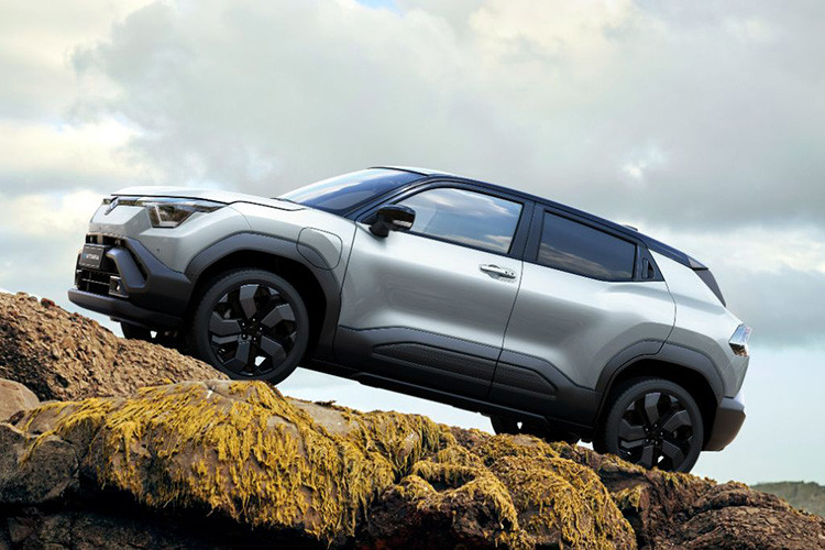 Trong video giới thiệu mới nhất do Suzuki Global đăng tải trên YouTube, Suzuki e Vitara 2025 mới thể hiện khả năng vận hành ấn tượng trên các địa hình cát, bùn và đường gồ ghề. Với khả năng off-road được nhấn mạnh, Suzuki e Vitara có thể trở thành đối thủ đáng gờm của Mitsubishi Xforce khi xuất hiện trên cùng thị trường.