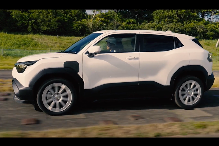 Xe còn có điều hòa tự động một vùng, sạc không dây, cần số dạng núm xoay, phanh tay điện tử, giữ phanh tự động, sưởi gương chiếu hậu, cửa sổ trời, ghế lái chỉnh điện 10 hướng, ghế trước có thông gió và hàng ghế sau gập 60:40, công nghệ an toàn ADAS cấp độ 2 và 7 túi khí.