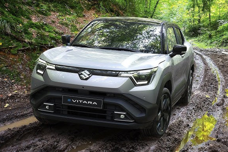  Suzuki Vitara thế hệ mới được cho là sẽ cập bến thị trường Việt Nam vào năm 2025, tuy nhiên thông tin này vẫn chưa được xác nhận chính thức. Trong khi đó, mẫu xe này sắp ra mắt phiên bản chạy điện tại Ấn Độ, dự kiến ngay trong nửa đầu năm 2025. Hiện tại, xe đã được trưng bày tại các đại lý.