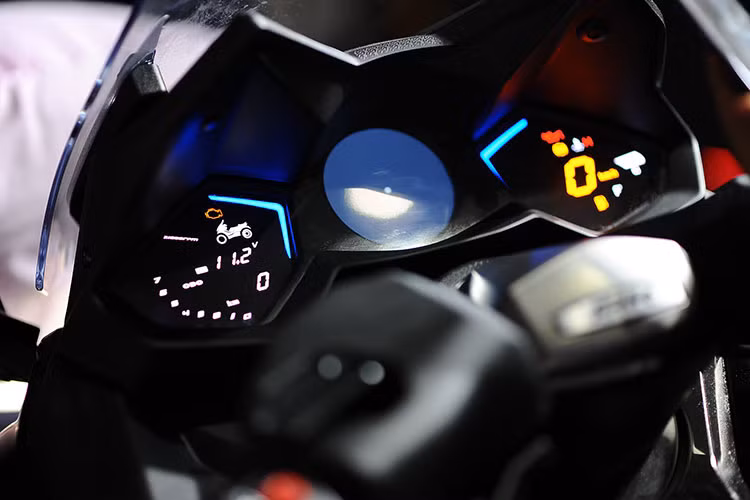 Ấn tượng nhất trên mẫu xe này chính là hệ thống Noodoe hiện đại, cho phép kết nối với smartphone để theo dõi các thông báo cuộc gọi, tin nhắn, email…thông qua màn hình bảng đồng hồ tốc độ - nó được hãng xe máy Đài Loan tự tin gọi đây là hệ thống thông minh toàn cầu.