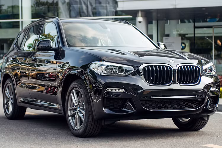 Tại thị trường Việt Nam, giá xe BMW X3 2020 chính hãng phiên bản xDrive30i M-Sport có mức bán niêm yết 2,859 tỷ đồng, hiện tại xe có giá bán giảm 260 triệu đồng, trừ trực tiếp vào giá bán. Sau khi giảm giá, BMW X3 phiên bản xDrive30i M-Sport chỉ còn 2,599 tỷ đồng.
