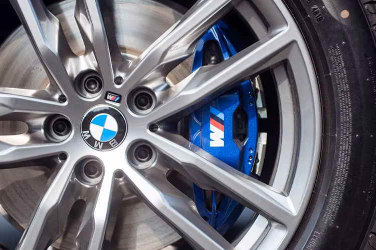 So với thế hệ trước, phiên bản BMW X3 thế hệ mới có trục cơ sở dài hơn tới 5,5 cm và tỷ lệ phân phối trọng lượng trước/sau đạt mức hoàn hảo 50/50. Những đường nét 2 bên thân xe trên thế hệ mới đã nhiều hơn và đậm hơn so với phiên bản cũ, khiến cho X3 có vẻ ngoài "ngầu" không thua kém đàn anh X5.