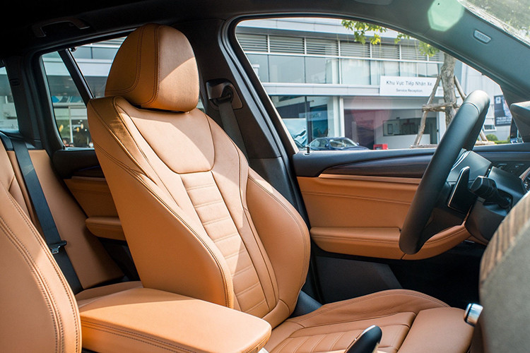 Phục vụ cho nhu cầu hưởng thức âm nhạc trên BMW X3 xDrive30i xLine và X3 xDrive30i M Sport là hệ thống âm thanh vòm cao cấp Harman Kardon gồm 16 loa, tổng công suất 600 watt. Trong khi đó, phiên bản X3 xDrive20i tiêu chuẩn trang bị 12 loa âm thanh HiFi công suất 205 W. Hàng ghế trước của BMW X3 có thiết kế thể thao và trang bị nút chỉnh điện cho cả 2 vị trí, riêng ghế lái có nhớ 2 vị trí.