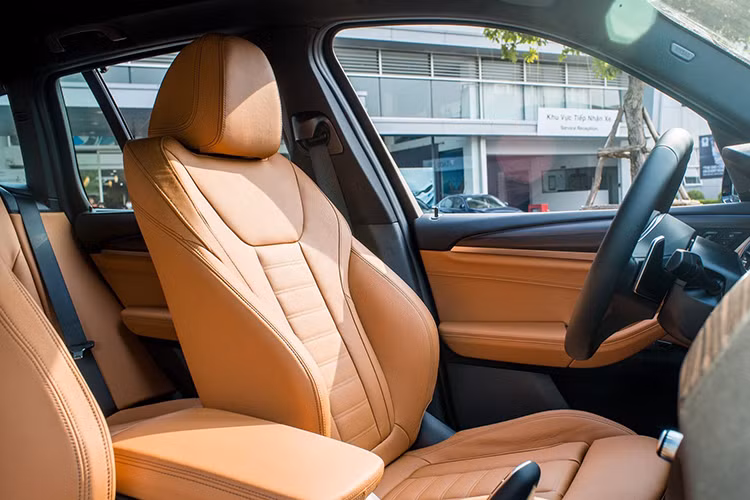 Phục vụ cho nhu cầu hưởng thức âm nhạc trên BMW X3 xDrive30i xLine và X3 xDrive30i M Sport là hệ thống âm thanh vòm cao cấp Harman Kardon gồm 16 loa, tổng công suất 600 watt. Trong khi đó, phiên bản X3 xDrive20i tiêu chuẩn trang bị 12 loa âm thanh HiFi công suất 205 W. Hàng ghế trước của BMW X3 có thiết kế thể thao và trang bị nút chỉnh điện cho cả 2 vị trí, riêng ghế lái có nhớ 2 vị trí.