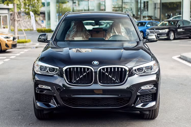 Với giảm giá BMW X3 mới chỉ còn 2,599 tỷ đồng, BMW X3 xDrive30i M-Sport nhập khẩu vẫn có giá cao hơn nhiều so với đối thủ “ăn khách” Mercedes-Benz GLC300 4Matic có giá bán 2,399 tỷ đồng hay hai đối thủ nhập khẩu Lexus NX300 và Audi Q5 đồng mức giá 2,510 tỷ đồng. 