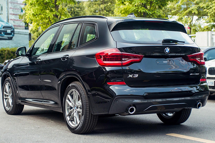 Mặc dù giá cao hơn so với các đối thủ, tuy nhiên BMW X3 phiên bản xDrive30i M-Sport vẫn có sức hấp dẫn riêng của mình, khi phiên bản này được trang bị gói nâng cấp nội ngoại thất thể thao M Sport, đi kèm với nhiều món đồ chơi như: “dàn chân” trang bị mâm 18 inch và phanh M Sport mang hơi hướng thể thao.