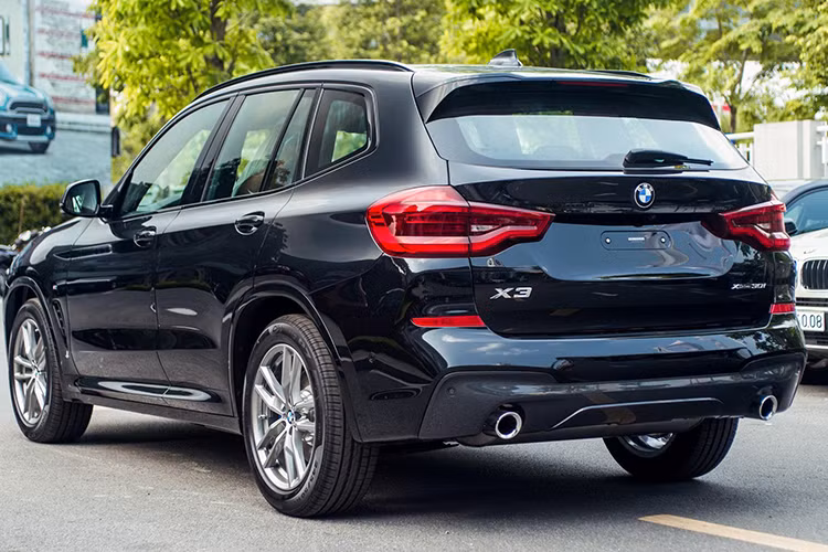 Mặc dù giá cao hơn so với các đối thủ, tuy nhiên BMW X3 phiên bản xDrive30i M-Sport vẫn có sức hấp dẫn riêng của mình, khi phiên bản này được trang bị gói nâng cấp nội ngoại thất thể thao M Sport, đi kèm với nhiều món đồ chơi như: “dàn chân” trang bị mâm 18 inch và phanh M Sport mang hơi hướng thể thao.