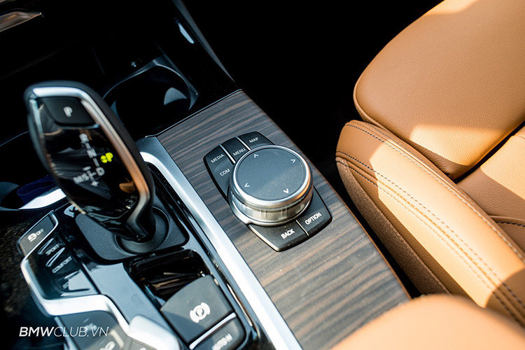 Trên X3, cụm điều khiển trên bảng tablo được thiết kế nghiêng về hướng ghế tài tương tự các dòng xe khác của BMW. Điều này nhằm tối ưu công thái học cho người dùng, giúp việc điều khiển xe dễ dàng và thoải mái hơn. Hai phiên bản BMW X3 xDrive30i xLine và M Sport được trang bị cụm đồng hồ kỹ thuật số kích thước 12,3 inch.