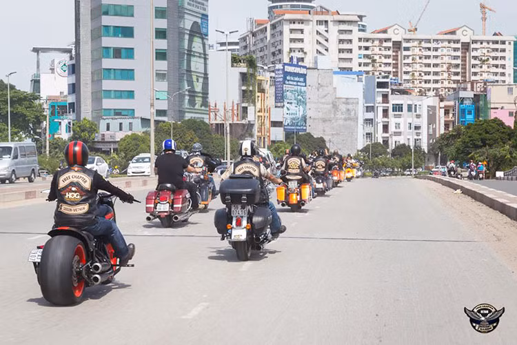 Trong ngày sinh nhật Clb Saigon Free Chapter lần thứ 3, gần 100 xe Harley-Davidson đủ các thể loại đã có buổi diễu hành xung quanh trung tâm TP HCM, trước khi tập trung chuẩn bị cho buổi tối diễn ra sự kiện.