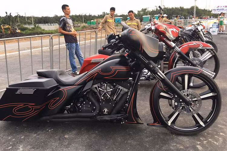 Điểm khác biệt của Saigon Free Chapter và Hà Nội Free Chapter tại Việt Nam cũng như các CLB Free Chapter khác trên toàn Thế giới, đó chính là niềm đam mê không giới hạn với những chiếc xe Harley. Bên cạnh đó, họ không lệ thuộc vào sự hỗ trợ tài chính của đại lý bán xe môtô Harley-Davidson chính hãng.