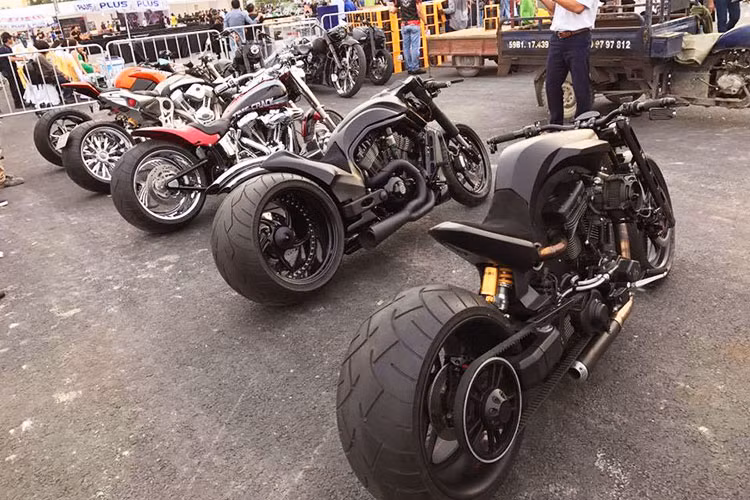 Saigon Free Chapter là CLB tập hợp những người sở hữu dòng xe Harley-Davidson tại thành phố Hồ Chí Minh, là thành viên chính thức của tổ chức Free Chapter toàn cầu. Họ có thể làm nhiều ngành nghề khác nhau nhưng đều có chung niềm đam mê xe môtô phân khối lớn, đặc biệt là dòng xe môtô đình đám Harley-Davidson.