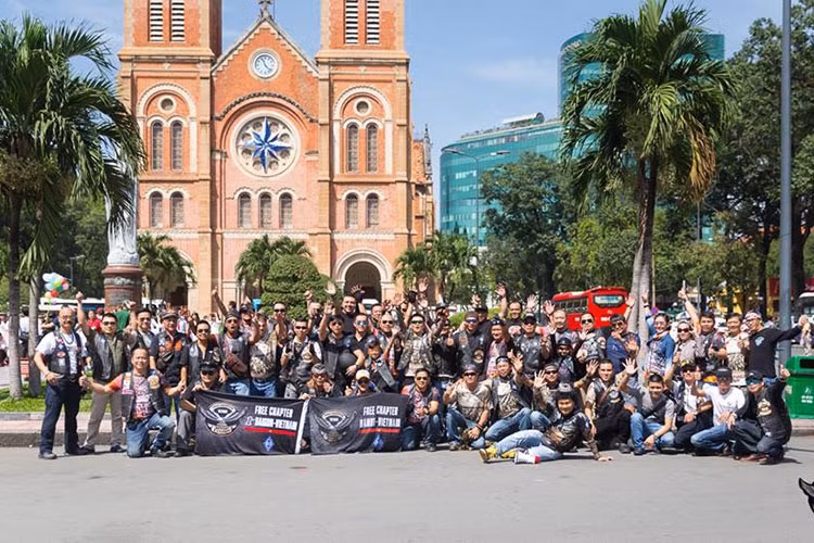 “Free Chapter” (còn được gọi là Independent Chapter) bắt nguồn từ Hamburg, Đức gần 25 năm trước đây dựa trên nguyên tắc “Yes với tổ chức H.O.G toàn cầu, No với tổ chức địa phương được tài trợ bởi đại lý phân phối”. Tháng 12/2014, Saigon Free Chapter chính thức ký vào cương lĩnh của “Free Chapter” và gia nhập Liên Bang các Free Chapter trên thế giới.